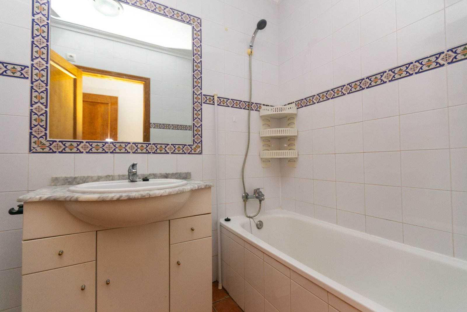 Zum Verkauf steht ein charmantes Reihenhaus in La Zenia innerhalb einer exklusiven geschlossenen Wohnanlage mit Gemeinschaftspool, bestehend aus nur 