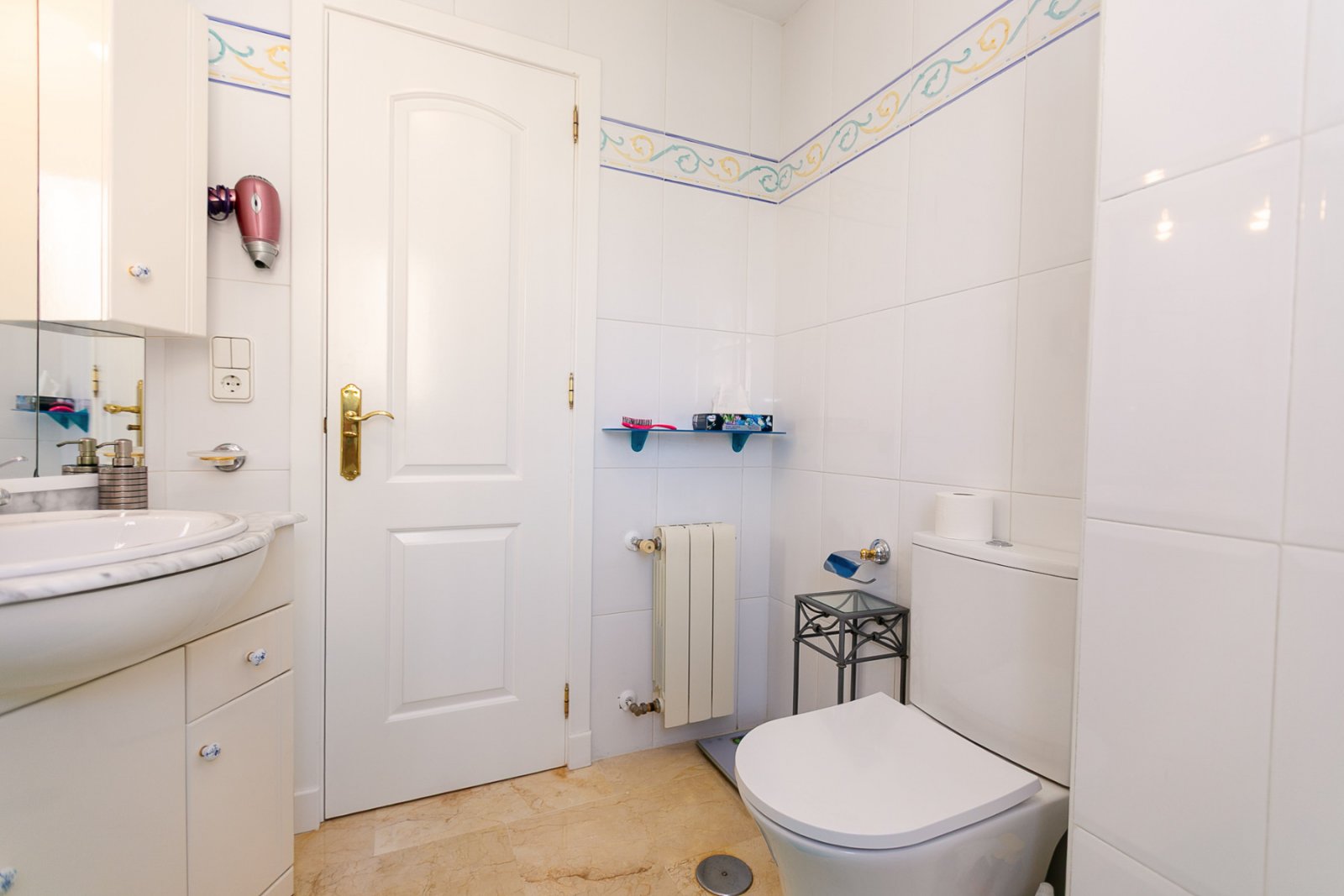  Wir präsentieren Ihnen diese wunderschöne freistehende Villa in der renommierten Urbanisation La Rioja in Villamartín, Orihuela Costa, einer der bege