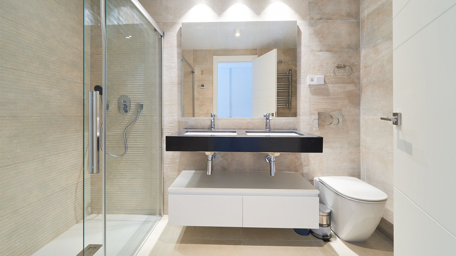 Higuerón Bay Residences by TM befindet sich in der privilegierten Gegend von El Higuerón in Fuengirola. Die Lage ist ausgezeichnet: Von der Anlage si