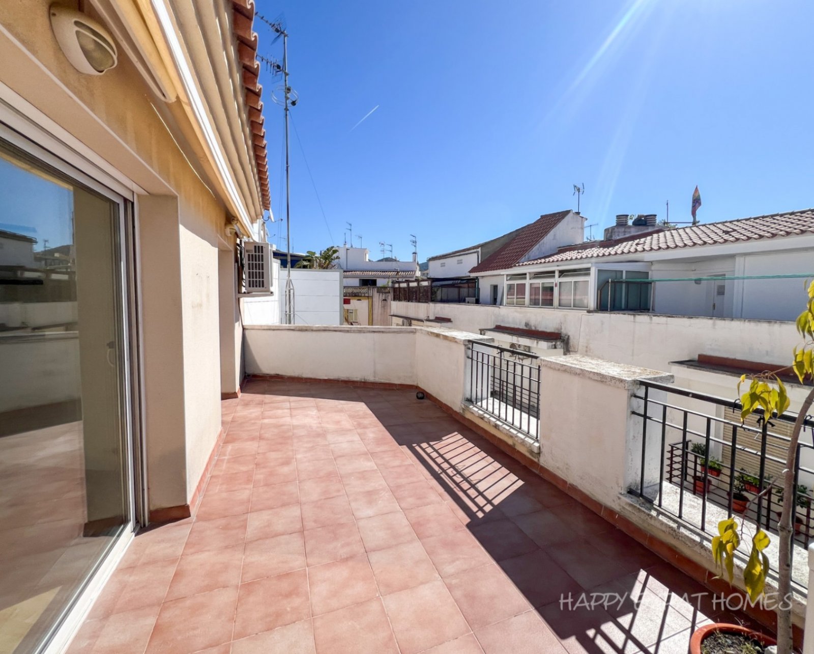 Helle 2-Zimmer-Wohnung mit großer Terrasse
Diese charmante und sonnige Wohnung befindet sich nur 2 Gehminuten vom Bahnhof und der Innenstadt entfernt,
