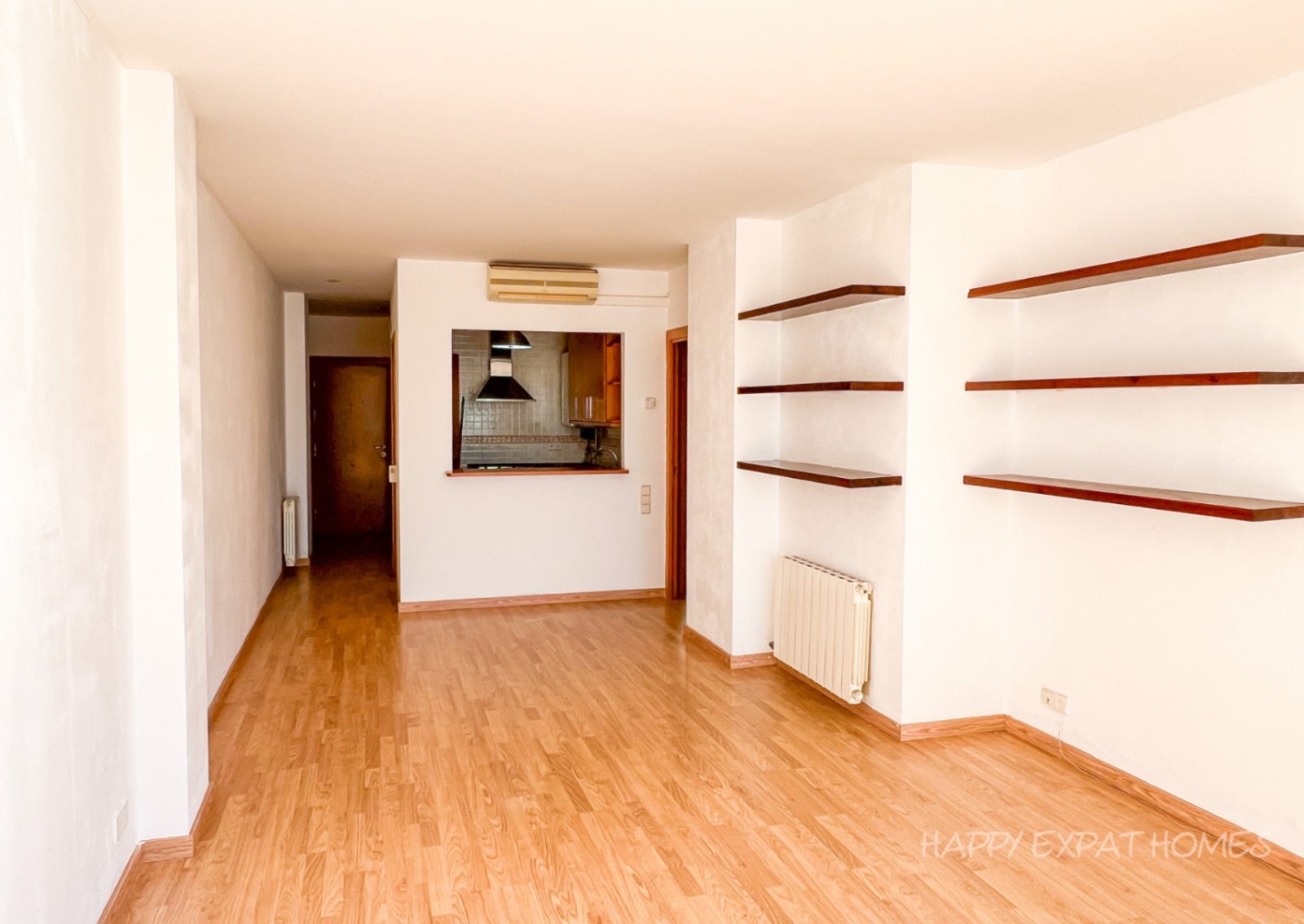 Helle 2-Zimmer-Wohnung mit großer Terrasse
Diese charmante und sonnige Wohnung befindet sich nur 2 Gehminuten vom Bahnhof und der Innenstadt entfernt,