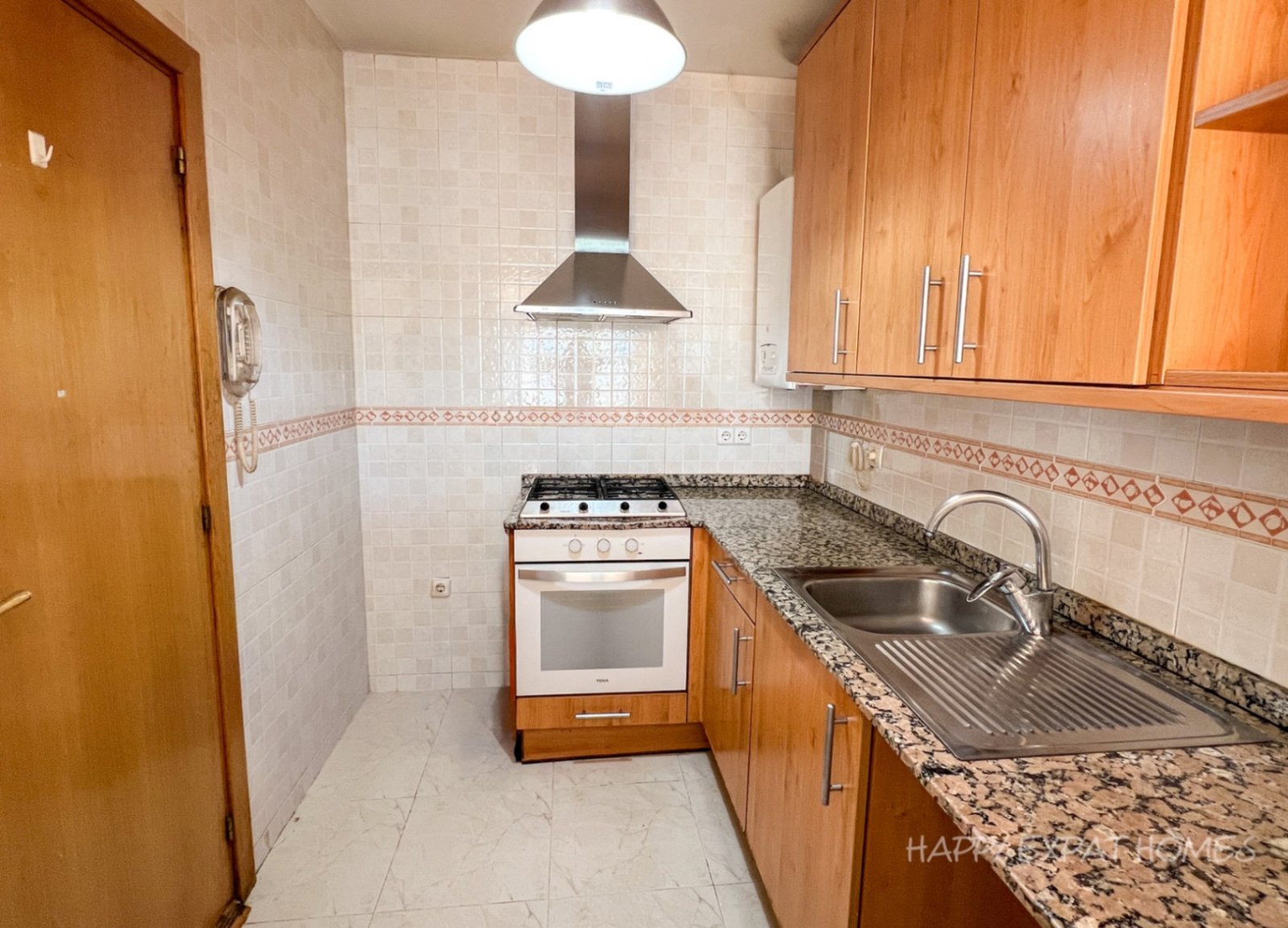 Helle 2-Zimmer-Wohnung mit großer Terrasse
Diese charmante und sonnige Wohnung befindet sich nur 2 Gehminuten vom Bahnhof und der Innenstadt entfernt,