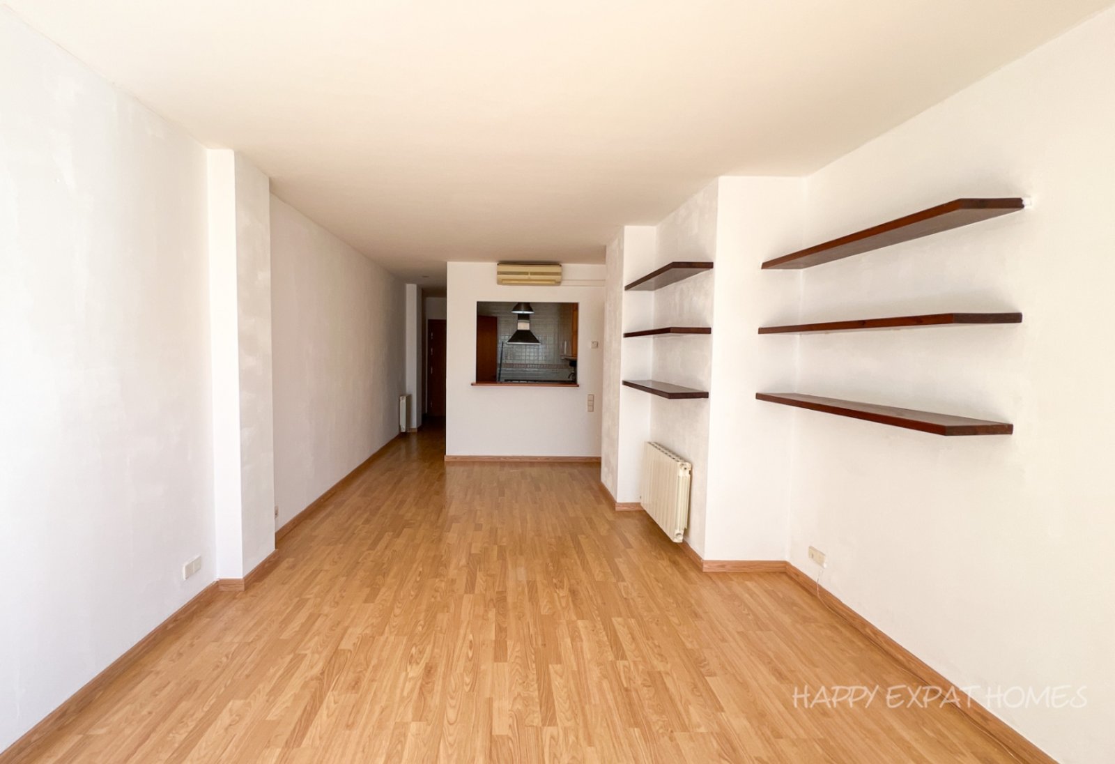 Helle 2-Zimmer-Wohnung mit großer Terrasse
Diese charmante und sonnige Wohnung befindet sich nur 2 Gehminuten vom Bahnhof und der Innenstadt entfernt,