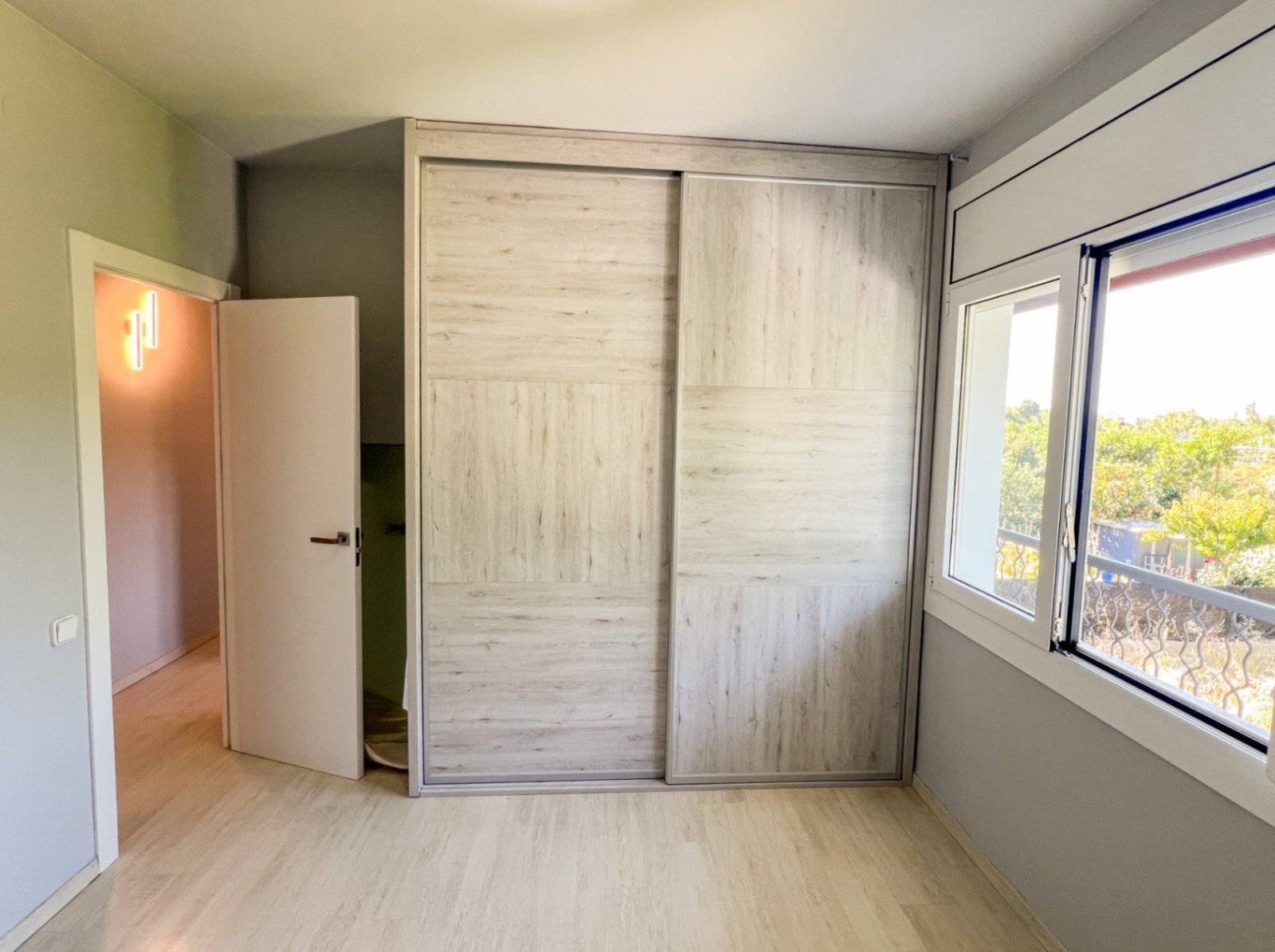 Vor kurzem renovierte Wohnung zur langfristigen Vermietung in einer sehr ruhigen Wohngegend (Rocamar). Sie liegt an einem idealen Ort, von dem aus Sie