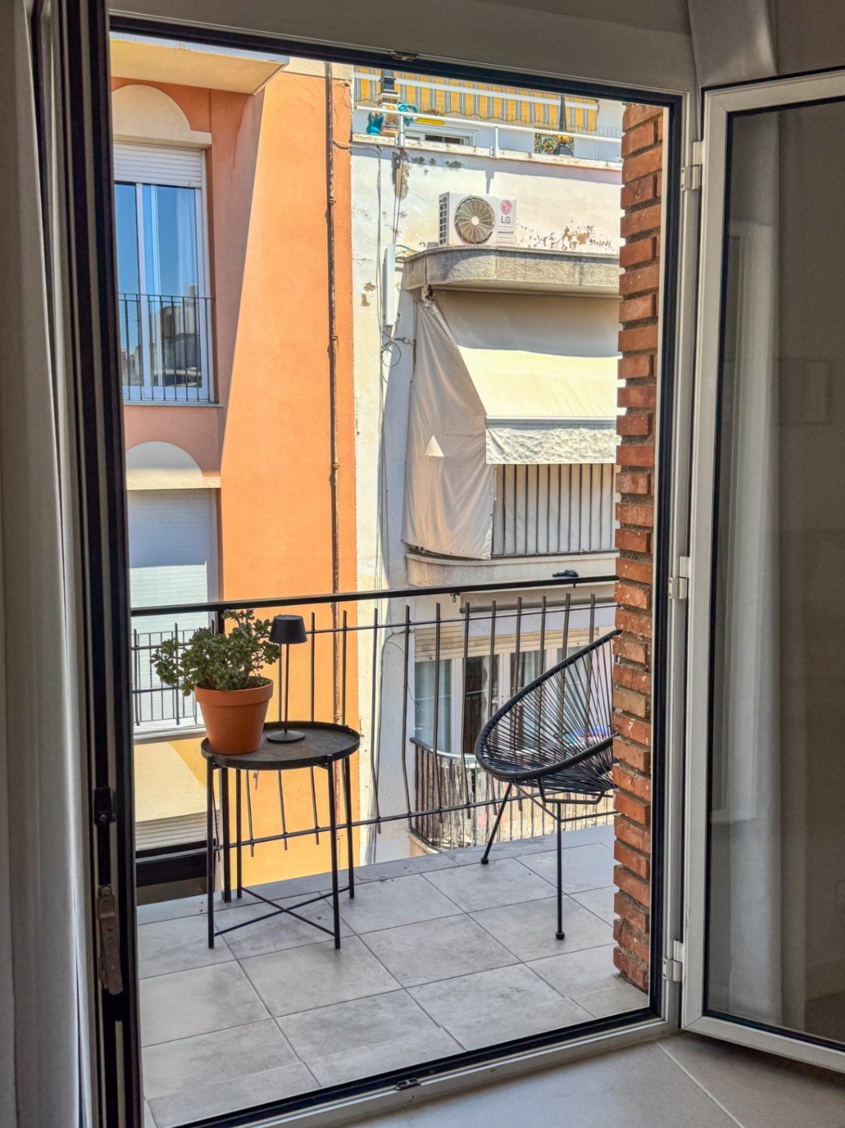 Suchen Sie ein Zuhause mitten im Zentrum, aber ohne Lärm? Diese wunderschön renovierte Wohnung bietet das Beste aus beiden Welten.
Mit 79 m² Baufläche