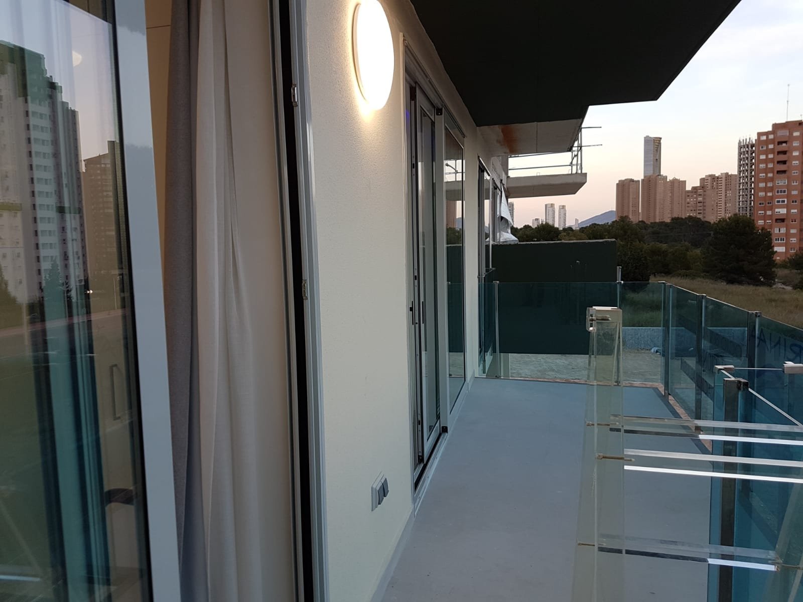 In der wunderschönen Gegend von La Cala gelegen, bietet diese exklusive Wohnanlage eine Auswahl von 14 Immobilien, darunter Apartments und Penthäuser