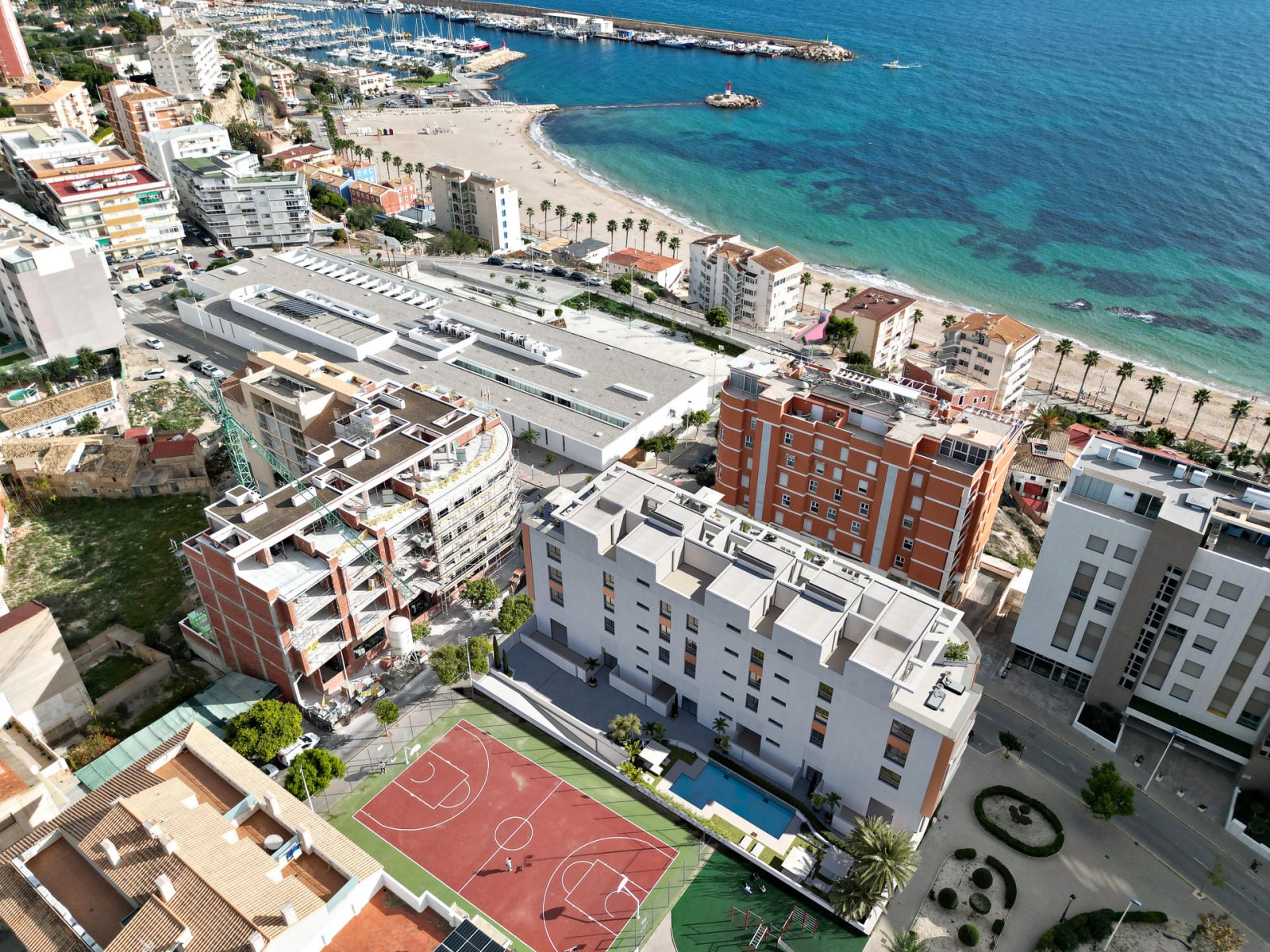 In der charmanten Stadt La Vila Joiosa gelegen, bietet dieser exklusive Wohnkomplex eine Auswahl an Apartments und Penthäusern, die darauf ausgelegt