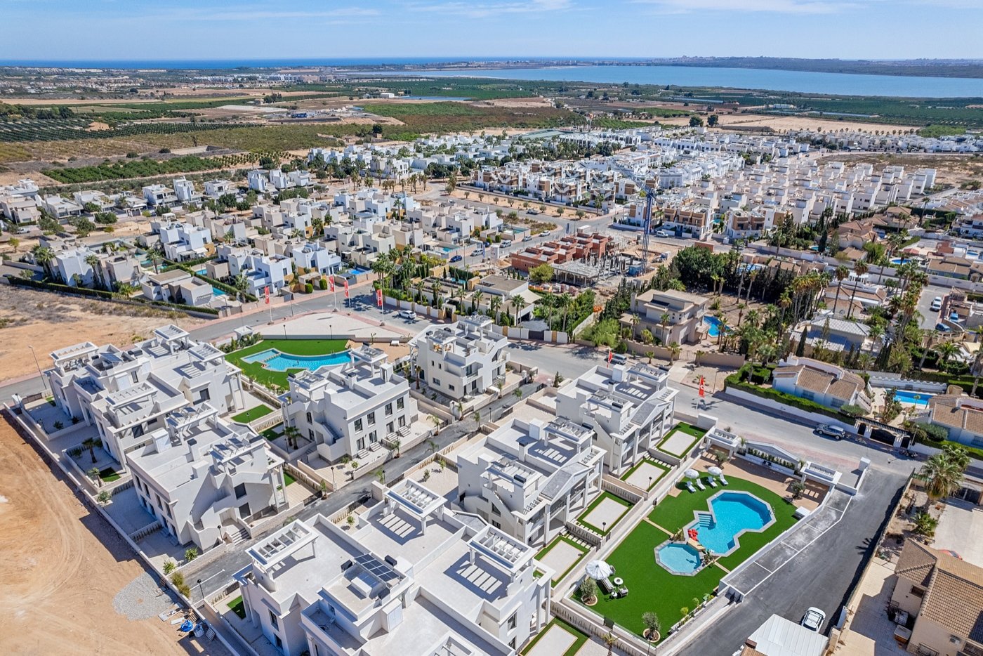 In der charmanten Stadt Rojales gelegen, bietet diese exklusive Wohnanlage eine Auswahl an Immobilien, darunter Apartments, Einfamilienhäuser und Pen