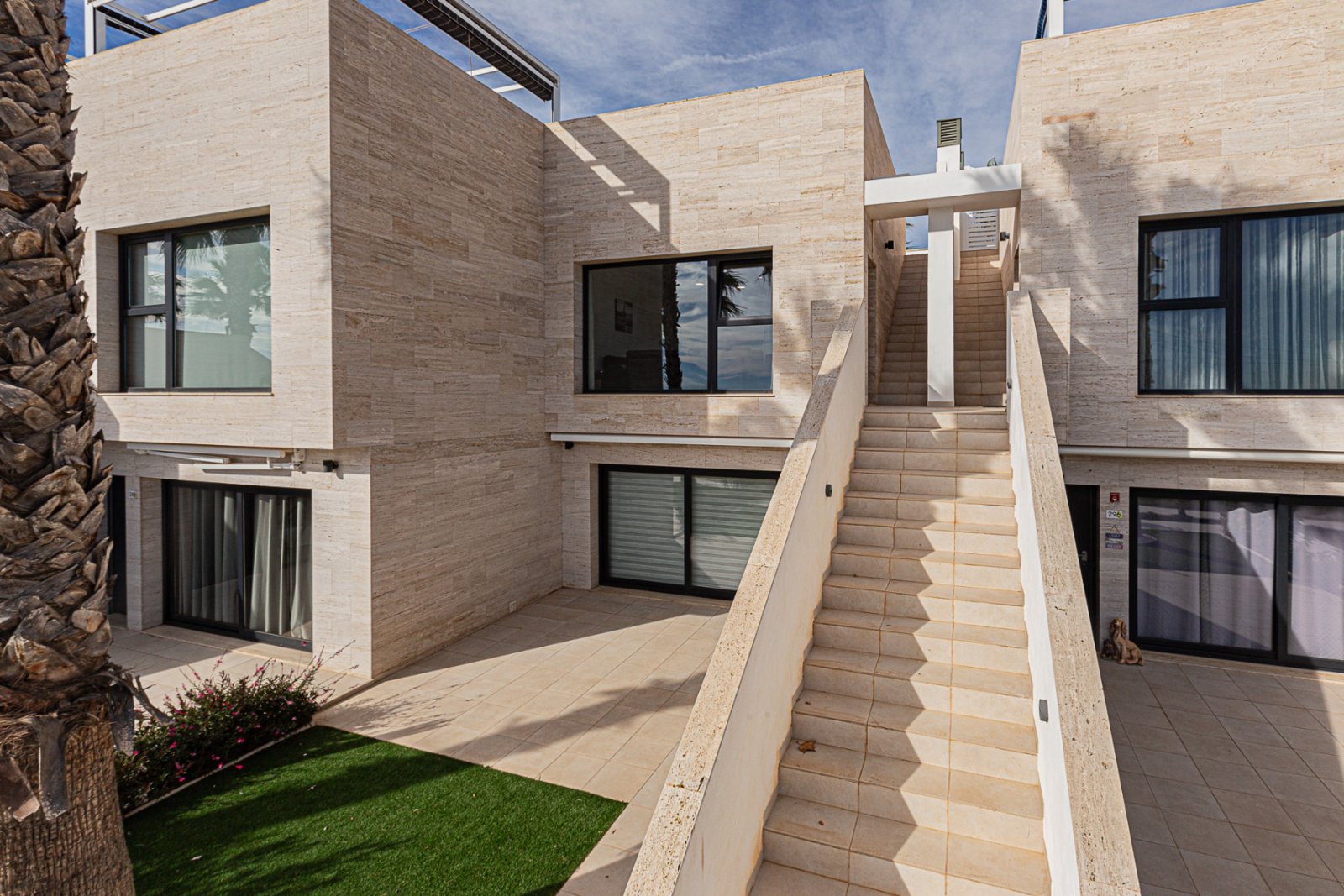 Top Wiederverkauf einer modernen Dachgeschosswohnung auf dem Golfplatz Lo Romero. Die Unterkunft liegt innerhalb des Golfplatzgeländes in einer gesch