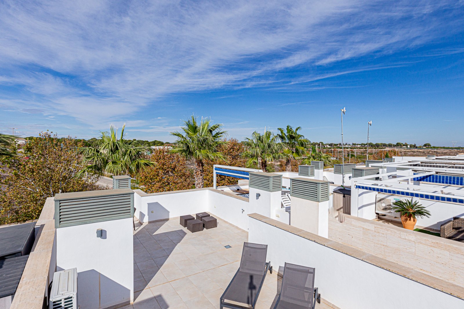 Top Wiederverkauf einer modernen Dachgeschosswohnung auf dem Golfplatz Lo Romero. Die Unterkunft liegt innerhalb des Golfplatzgeländes in einer gesch