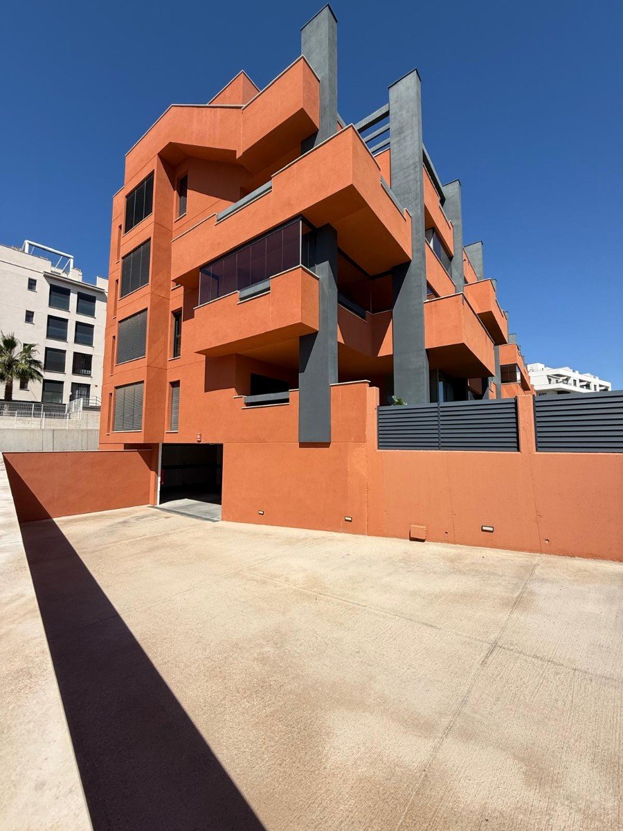 Modern ground floor apartment with large east facing garden area which has sun until early afternoon. 

On the western s