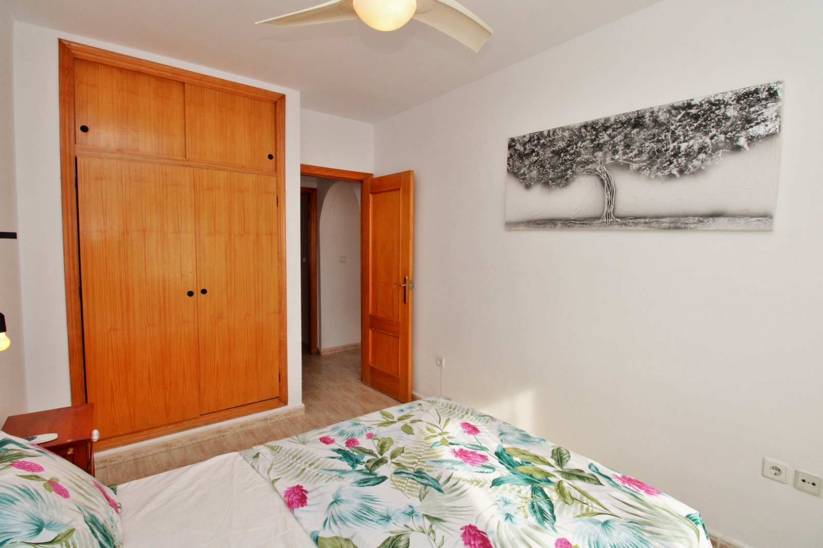 Diese gepflegte Erdgeschosswohnung mit 2 Schlafzimmern und Südausrichtung befindet sich in der beliebten Wohnanlage Florida Golf in Villamartin und b