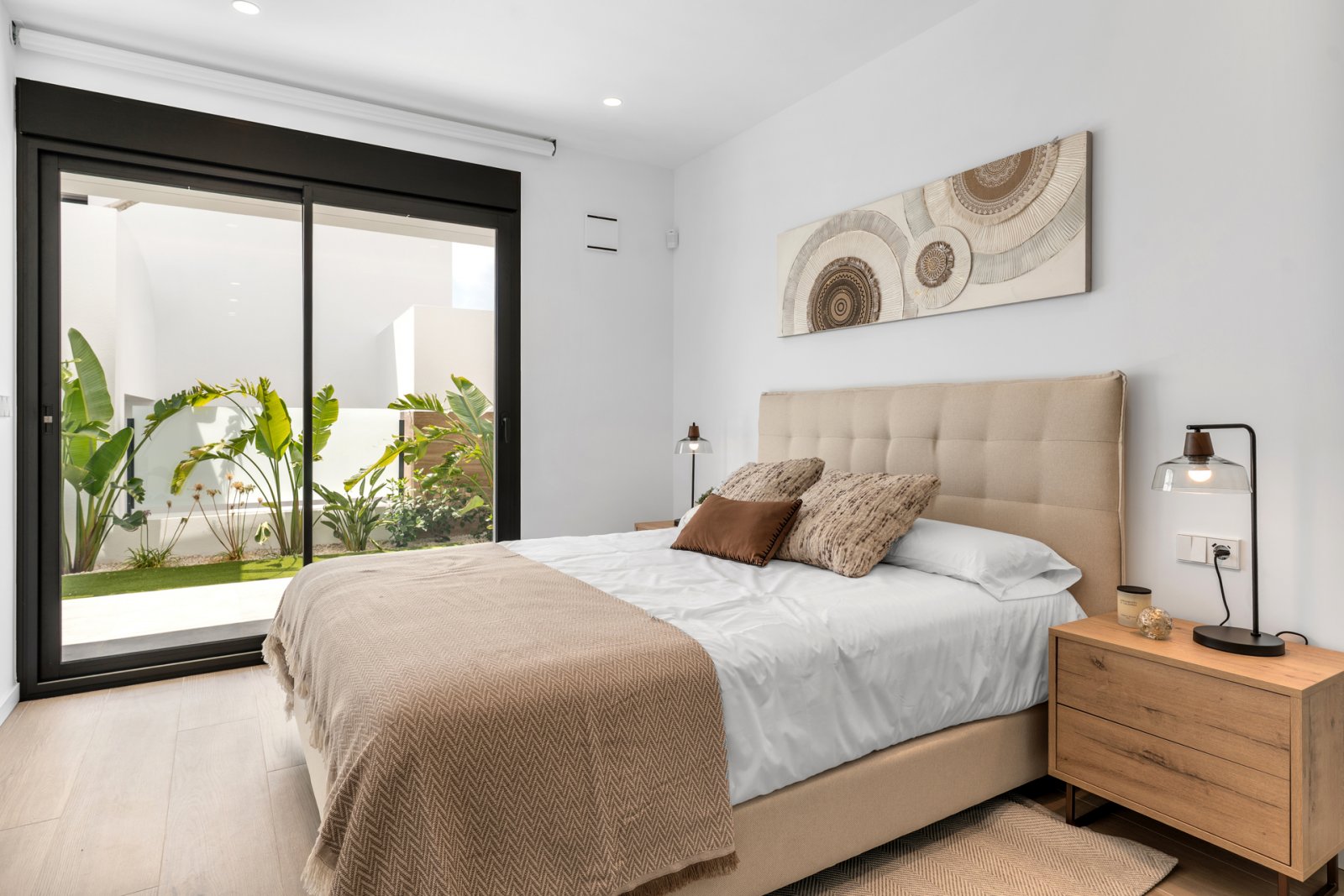 In der exklusiven Gegend von Cumbre del Sol gelegen, bietet diese Wohnanlage eine Auswahl von 11 Immobilien, darunter Apartments, Erdgeschosse und Pe