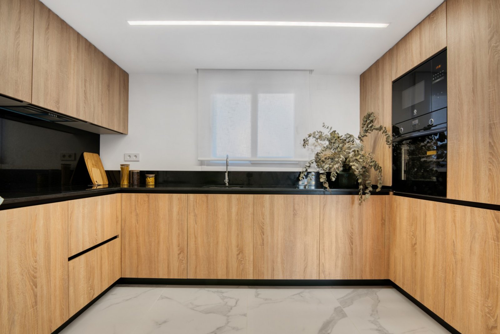 Experience luxury living with exclusive views of the sea and beach in Punta Prima, Torrevieja. This development offers 2- and 3-bedroom apartments,