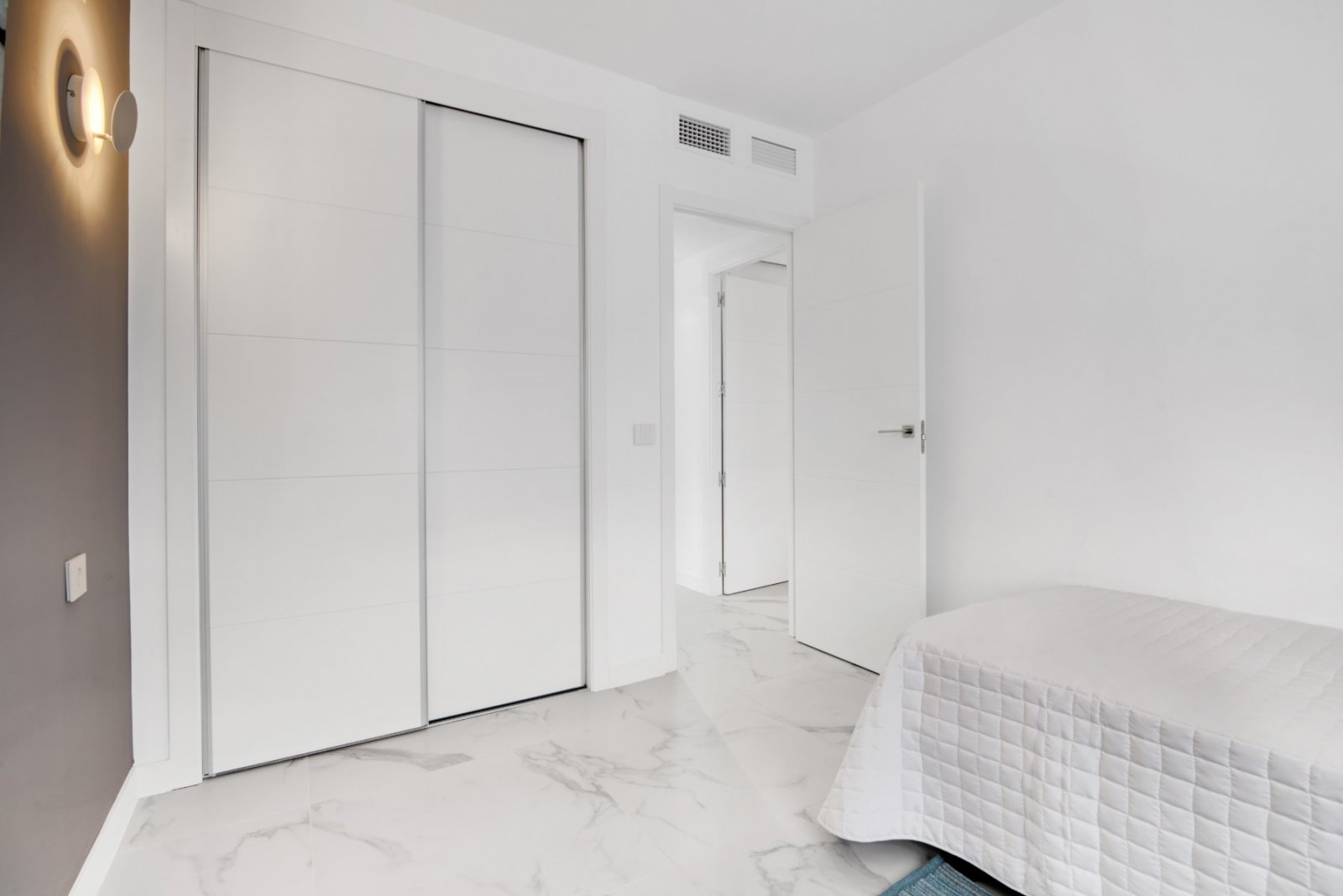 Experience luxury living with exclusive views of the sea and beach in Punta Prima, Torrevieja. This development offers 2- and 3-bedroom apartments,