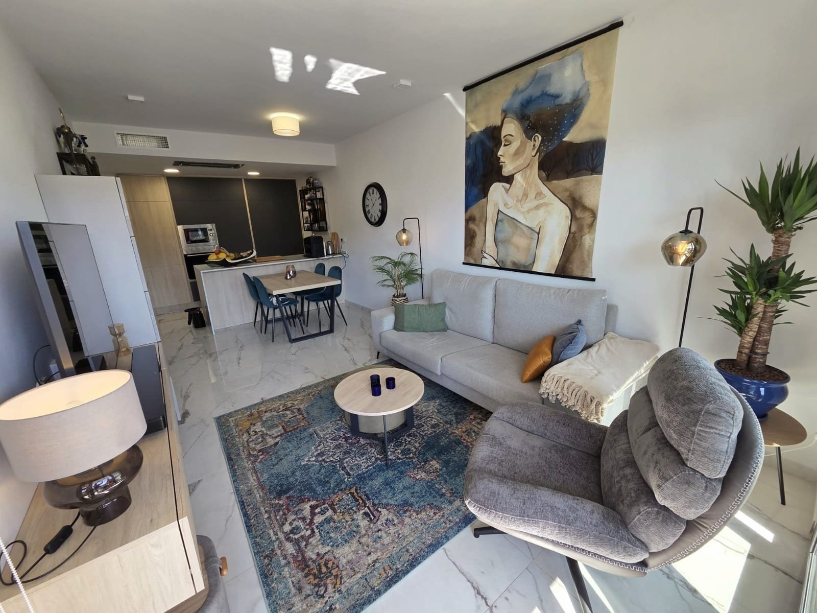 Luxuriöse Wohnung zum Verkauf im Resort Amanecer, im begehrten Viertel Los Altos an der Orihuela Costa. Die 2024 fertiggestellte, stilvolle