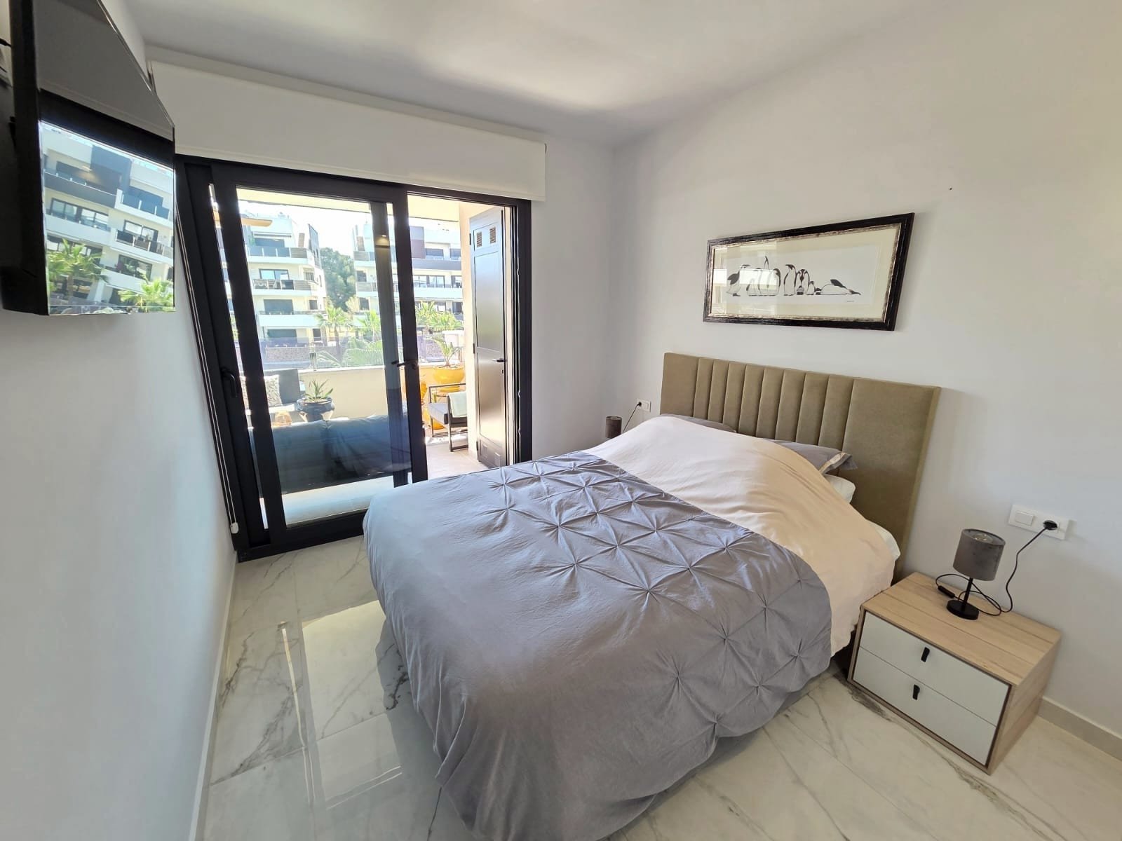 Luxuriöse Wohnung zum Verkauf im Resort Amanecer, im begehrten Viertel Los Altos an der Orihuela Costa. Die 2024 fertiggestellte, stilvolle