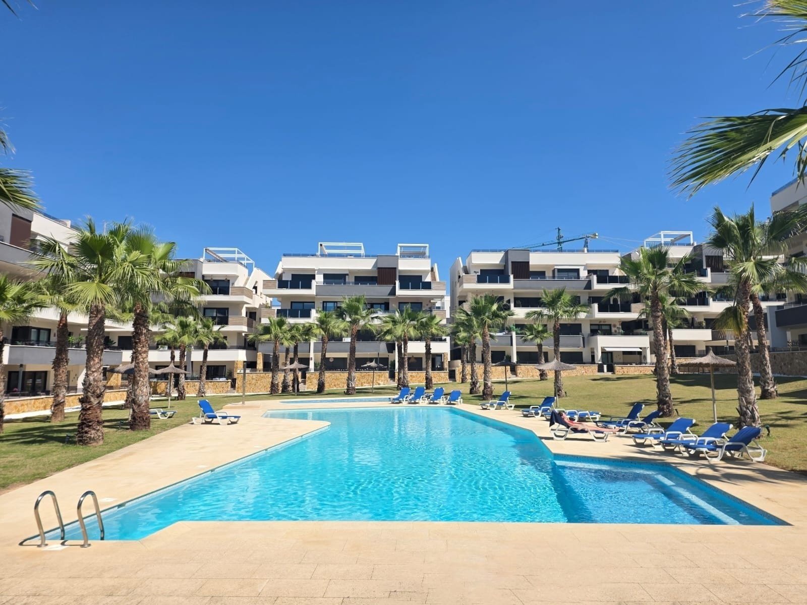 Luxuriöse Wohnung zum Verkauf im Resort Amanecer, im begehrten Viertel Los Altos an der Orihuela Costa. Die 2024 fertiggestellte, stilvolle