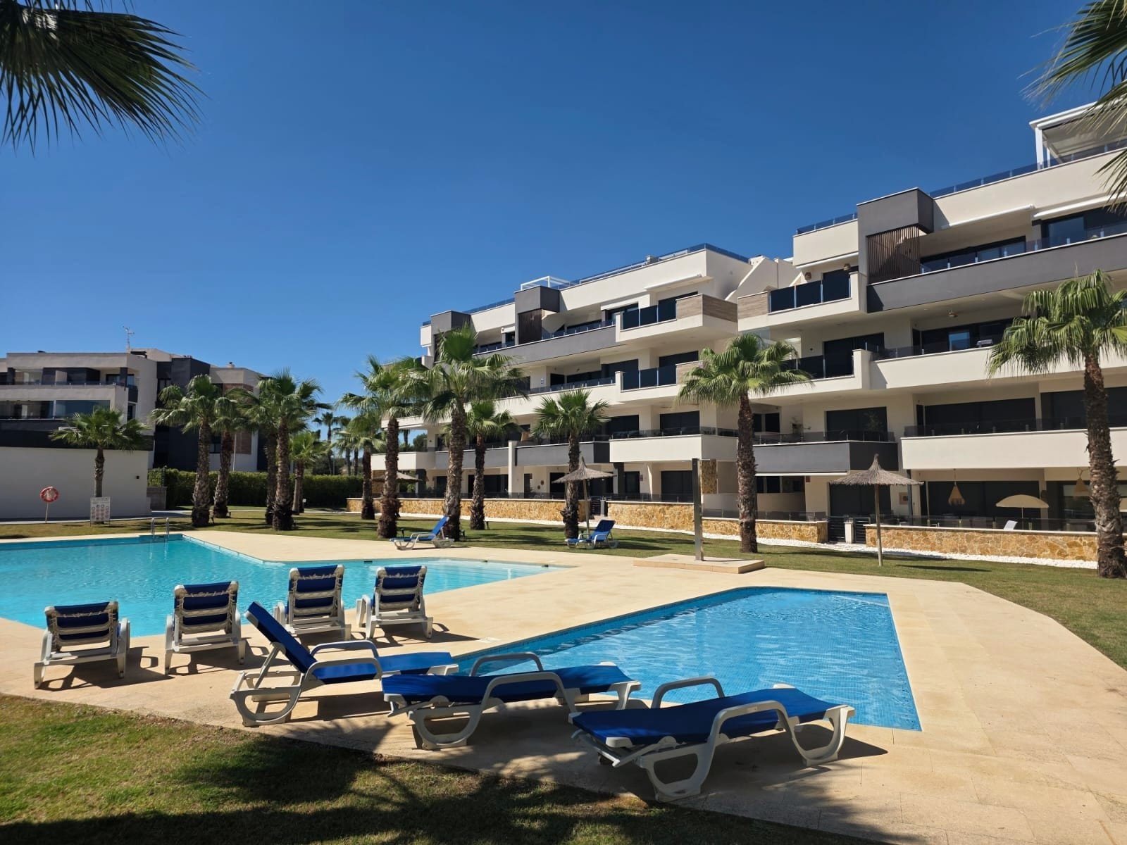 Luxuriöse Wohnung zum Verkauf im Resort Amanecer, im begehrten Viertel Los Altos an der Orihuela Costa. Die 2024 fertiggestellte, stilvolle