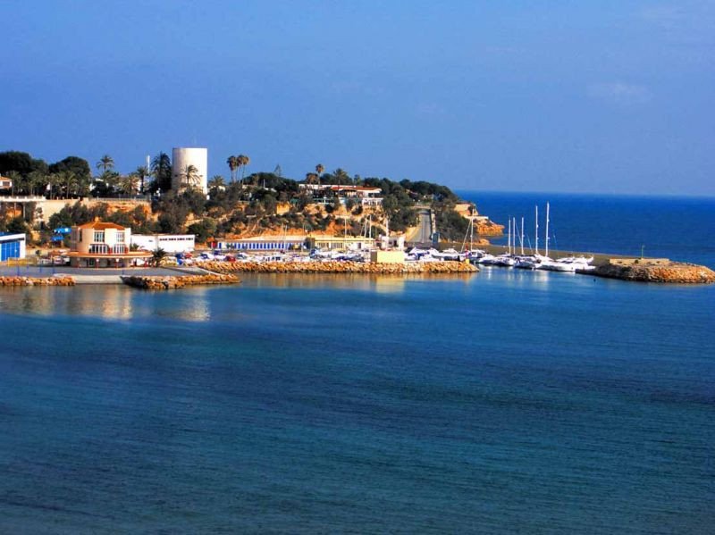 Luxuriöse Wohnung zum Verkauf im Resort Amanecer, im begehrten Viertel Los Altos an der Orihuela Costa. Die 2024 fertiggestellte, stilvolle