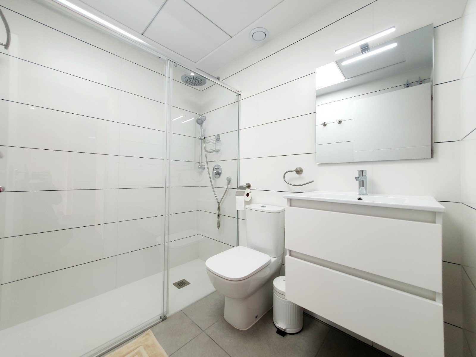 Discover this superb modern flat situated on the 2nd floor (with lift access) within the prestigious, secure Valentino Golf residence. Ideally facin