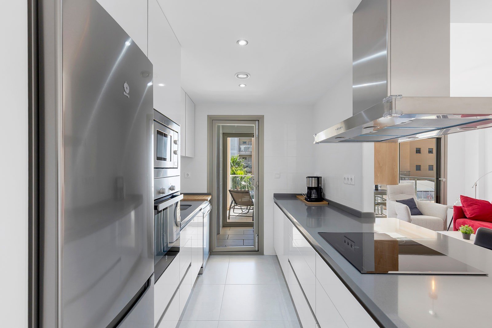 Entdecken Sie diese moderne und elegante Wohnung, die vollständig bezugsfertig ist und sich im beliebten Stadtteil Villamartín befindet. Die Wohnung