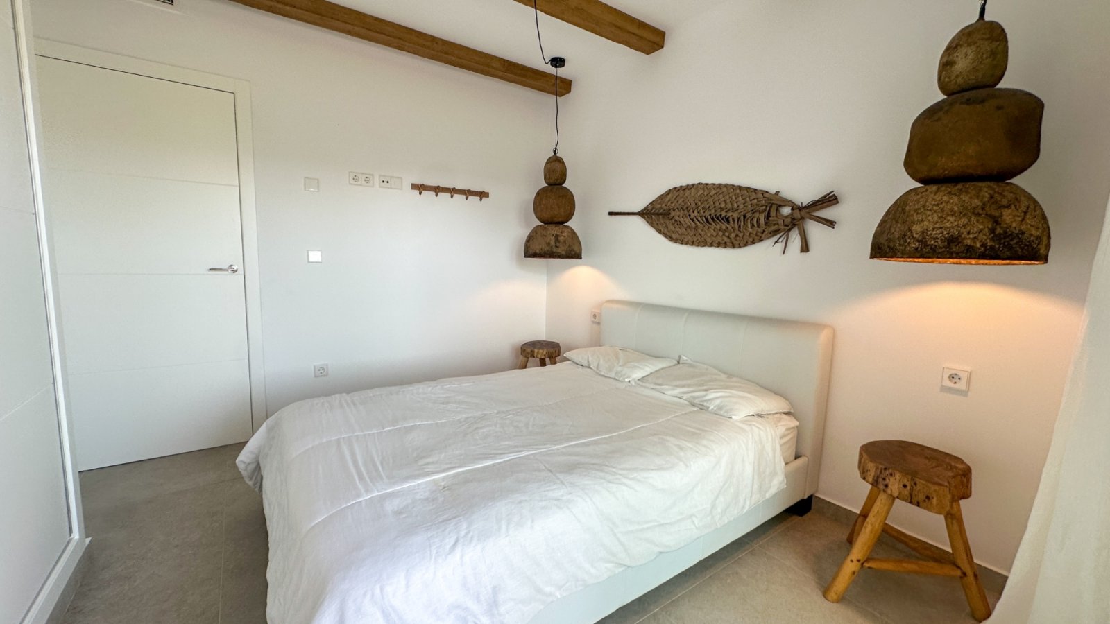 Moderne Erdgeschosswohnung in Playa Flamenca, Orihuela Costa, die komfortables und praktisches Wohnen in Meeresnähe bietet. Die Immobilie verfügt übe