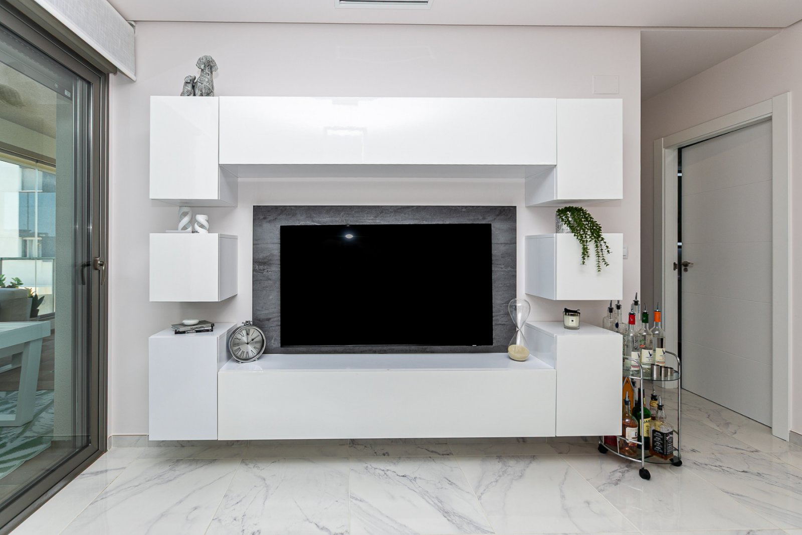 Entdecken Sie diese spektakuläre Wohnung in der exklusiven Wohnanlage Green Hills in Los Dolses, erbaut im Jahr 2022 mit hochwertigen Materialien und