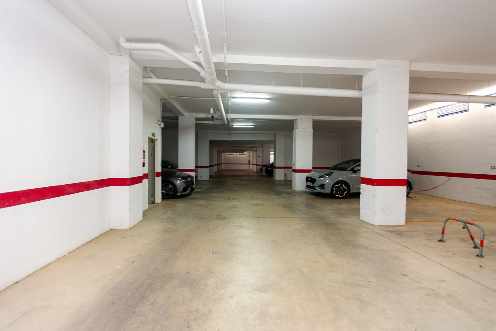 Entdecken Sie diese fantastische Wohnung in der prestigeträchtigen Wohnanlage Los Altos de Campoamor, einer der bekanntesten und gefragtesten Urbanis