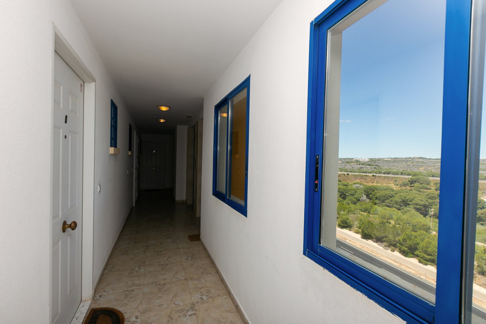 Entdecken Sie diese fantastische Wohnung in der prestigeträchtigen Wohnanlage Los Altos de Campoamor, einer der bekanntesten und gefragtesten Urbanis