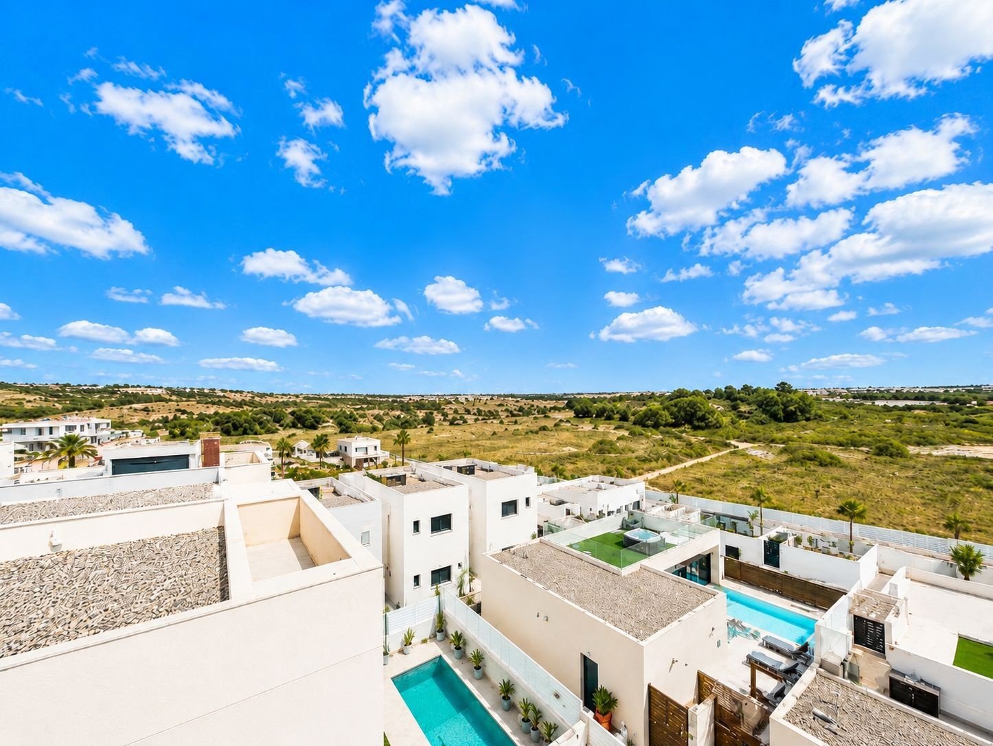 Today we are delighted to present this exceptional 4-bedroom, 4-bathroom detached villa located in the highly sought-after area of Benijófar. Set on