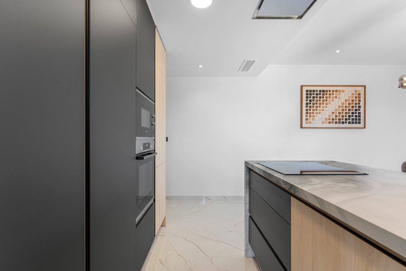 Diese zweistöckige Wohnung befindet sich im exklusiven Wohnkomplex Amanecer Deluxe und bietet eine ideale Kombination aus Lage, Komfort und Meerblick