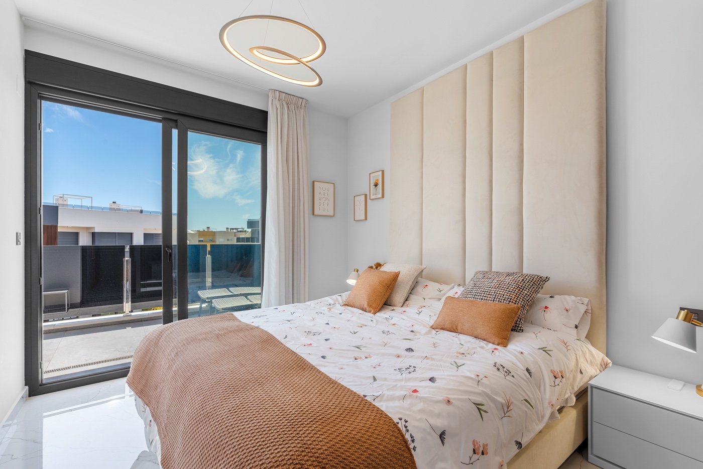 Diese zweistöckige Wohnung befindet sich im exklusiven Wohnkomplex Amanecer Deluxe und bietet eine ideale Kombination aus Lage, Komfort und Meerblick