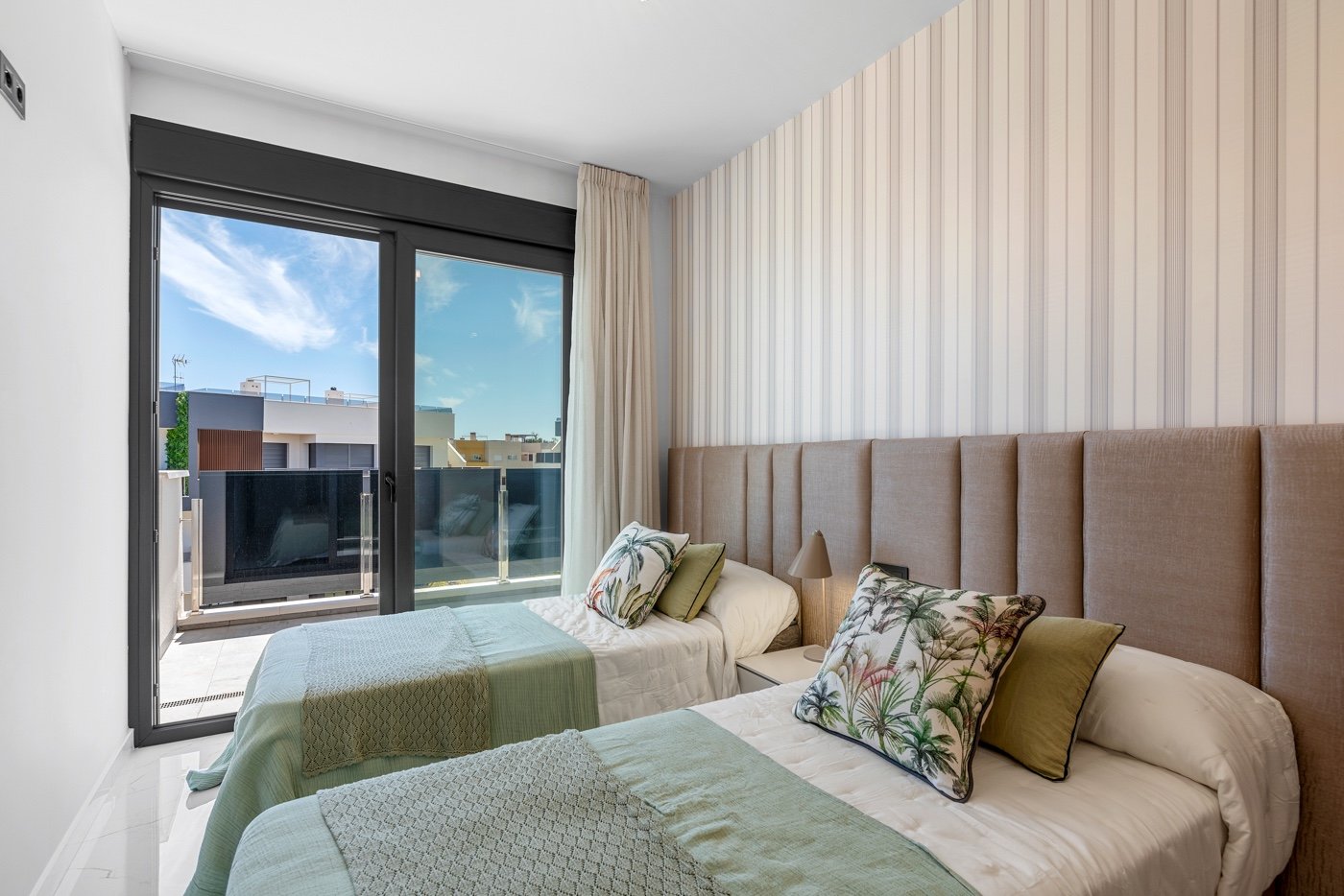 Diese zweistöckige Wohnung befindet sich im exklusiven Wohnkomplex Amanecer Deluxe und bietet eine ideale Kombination aus Lage, Komfort und Meerblick