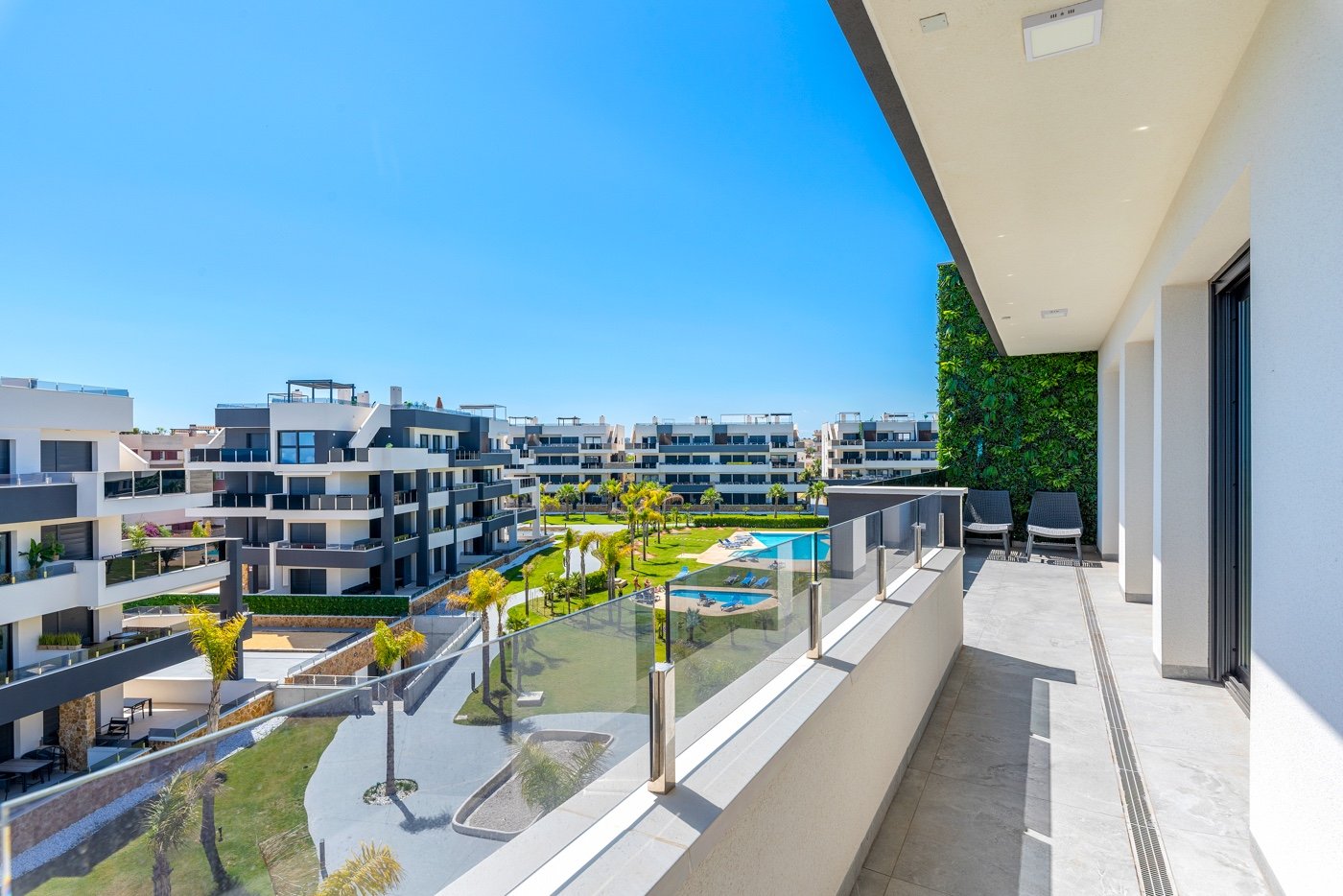 Diese zweistöckige Wohnung befindet sich im exklusiven Wohnkomplex Amanecer Deluxe und bietet eine ideale Kombination aus Lage, Komfort und Meerblick