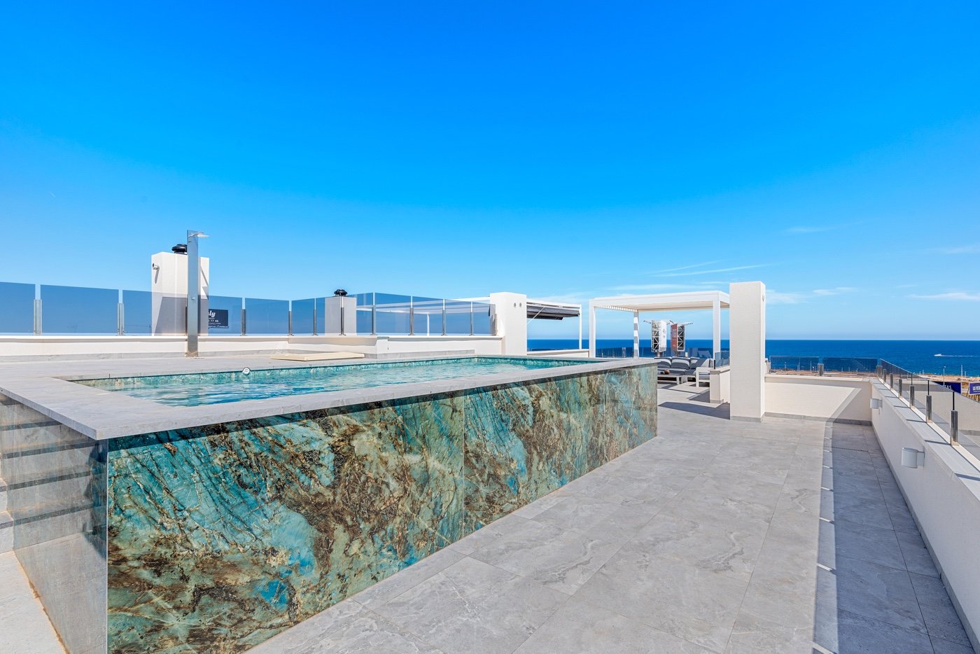 Diese zweistöckige Wohnung befindet sich im exklusiven Wohnkomplex Amanecer Deluxe und bietet eine ideale Kombination aus Lage, Komfort und Meerblick
