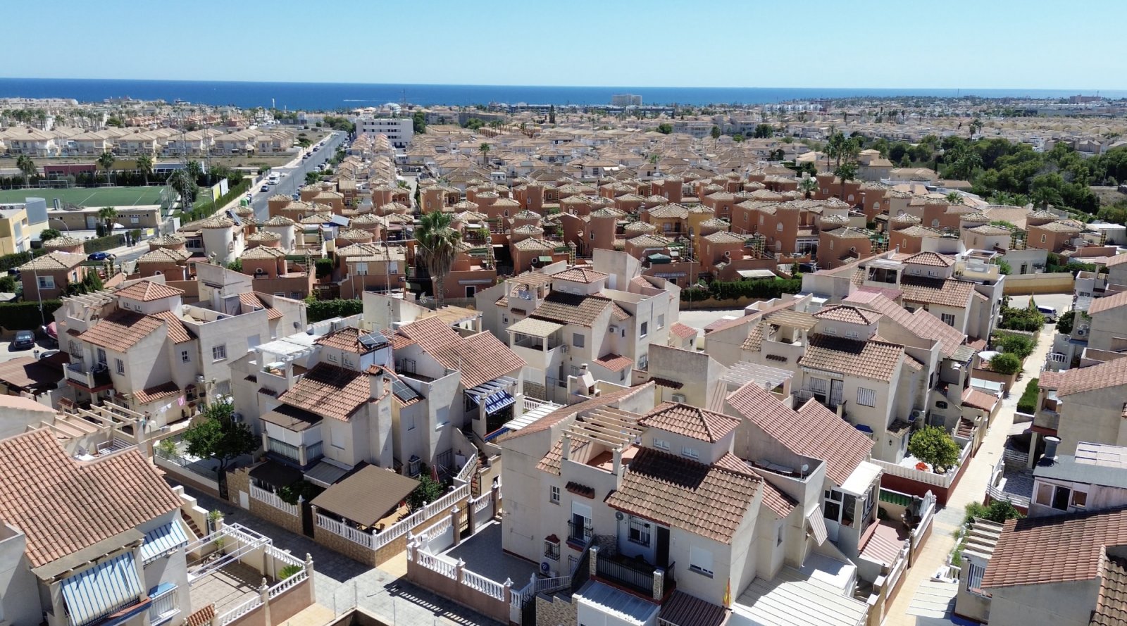 Diese Wohnung im ersten Stock liegt in der gefragten Gegend von Playa Flamenca und bietet großes Potenzial für alle, die ein Feriendomizil oder eine