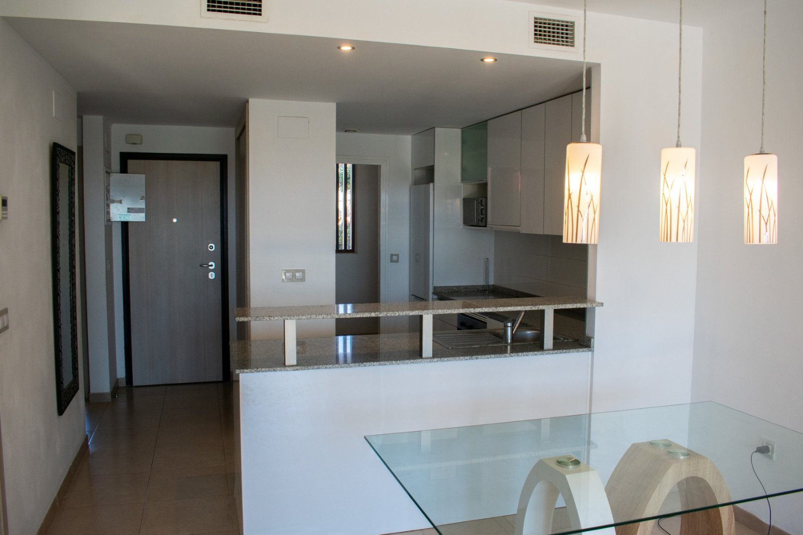 Wir präsentieren Ihnen dieses exklusive 112 m² große Apartment in Lomas de Cabo Roig , einer der begehrtesten Wohngegenden an der Costa Blanca in der