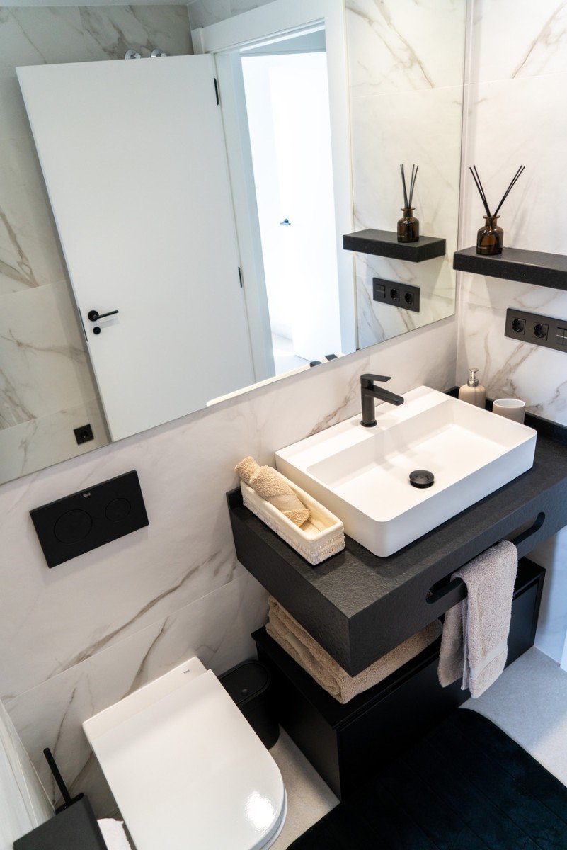 Im Herzen von La Zenia (Orihuela Costa) vereint dieses luxuriöse 122 m² große Apartment Privatsphäre, modernes Design und mediterranen Komfort . Es b