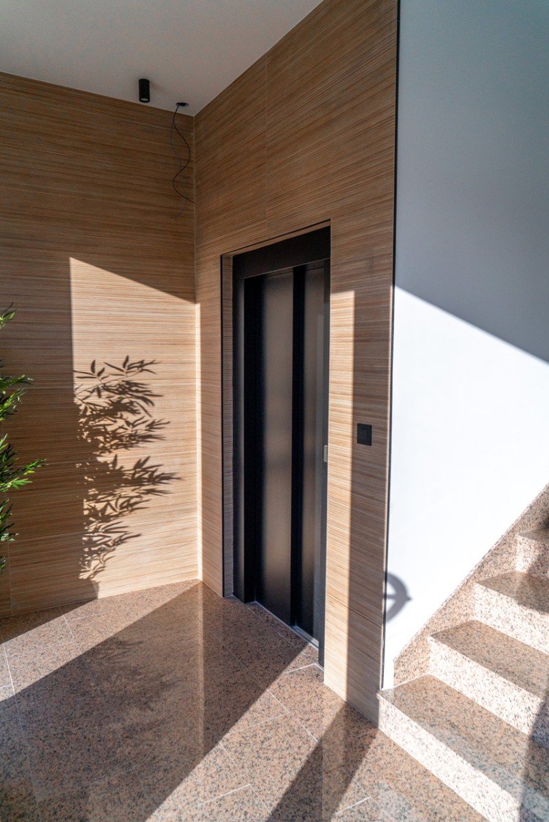 Im Herzen von La Zenia (Orihuela Costa) vereint dieses luxuriöse 122 m² große Apartment Privatsphäre, modernes Design und mediterranen Komfort . Es b