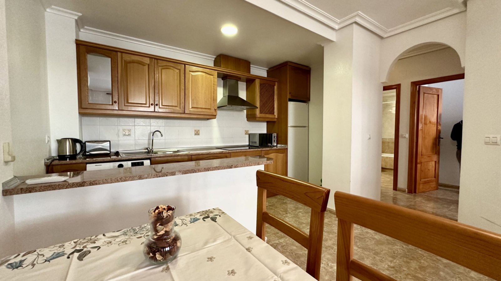 Helle und großzügige Wohnung im ersten Stock in der gefragten Gegend von Aguamarina, Orihuela Costa. Mit 97 m² verfügt sie über zwei Schlafzimmer, ei