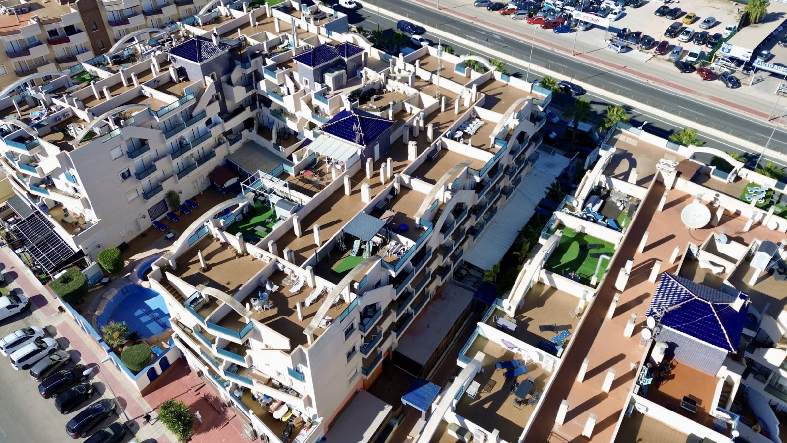 Helle und großzügige Wohnung im ersten Stock in der gefragten Gegend von Aguamarina, Orihuela Costa. Mit 97 m² verfügt sie über zwei Schlafzimmer, ei