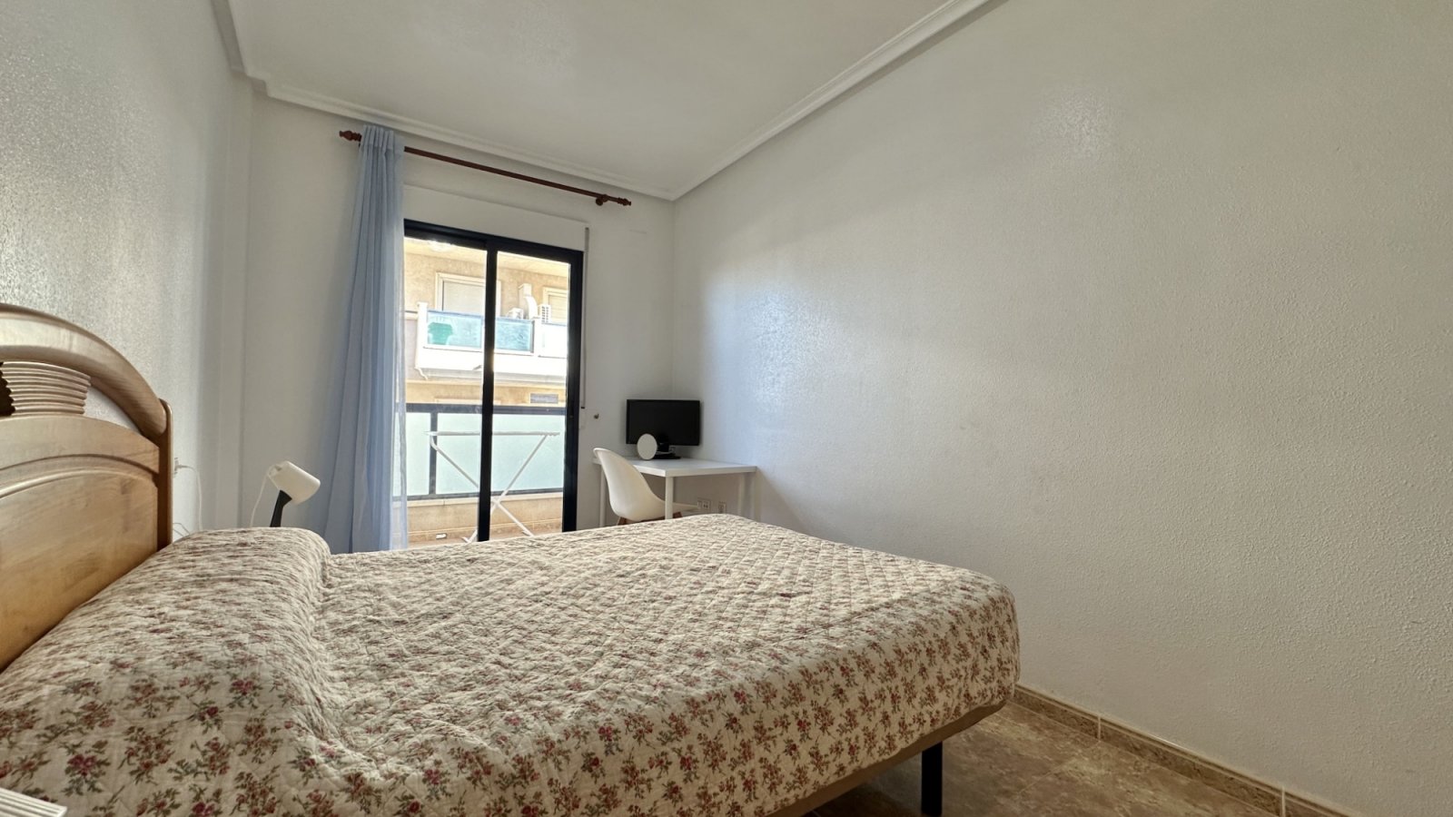 Helle und großzügige Wohnung im ersten Stock in der gefragten Gegend von Aguamarina, Orihuela Costa. Mit 97 m² verfügt sie über zwei Schlafzimmer, ei