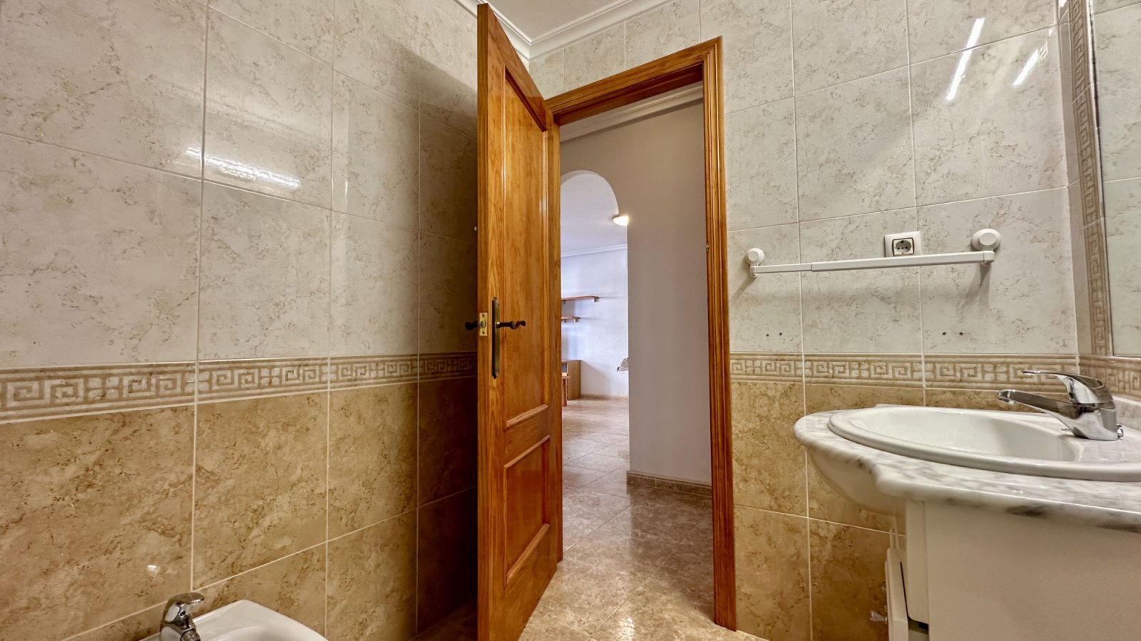 Helle und großzügige Wohnung im ersten Stock in der gefragten Gegend von Aguamarina, Orihuela Costa. Mit 97 m² verfügt sie über zwei Schlafzimmer, ei