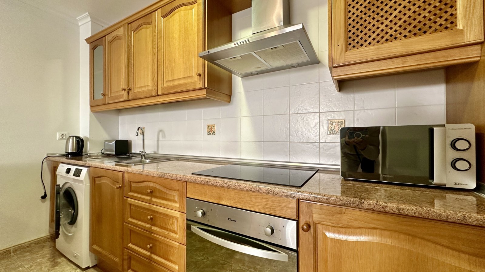 Helle und großzügige Wohnung im ersten Stock in der gefragten Gegend von Aguamarina, Orihuela Costa. Mit 97 m² verfügt sie über zwei Schlafzimmer, ei