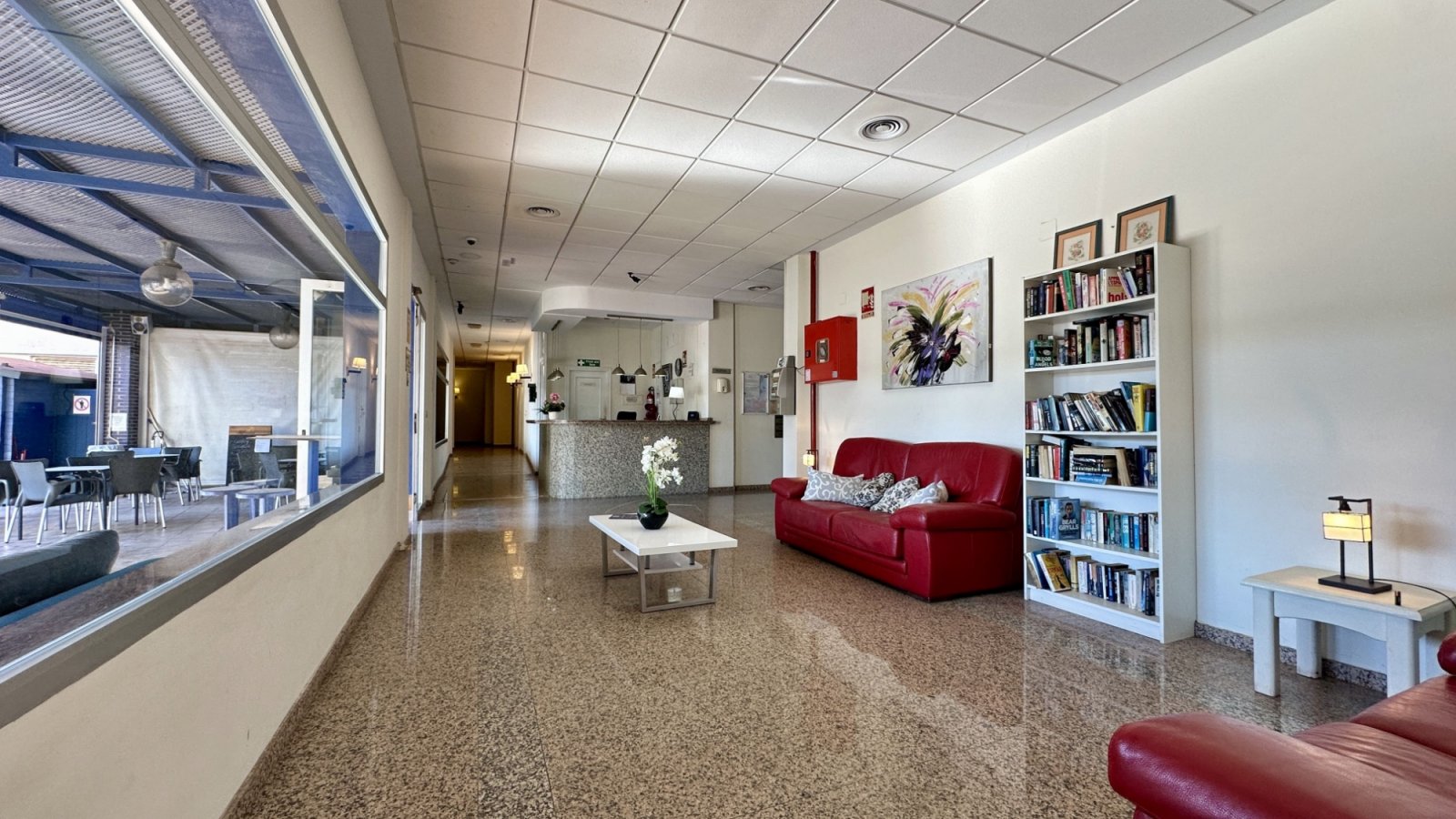 Helle und großzügige Wohnung im ersten Stock in der gefragten Gegend von Aguamarina, Orihuela Costa. Mit 97 m² verfügt sie über zwei Schlafzimmer, ei