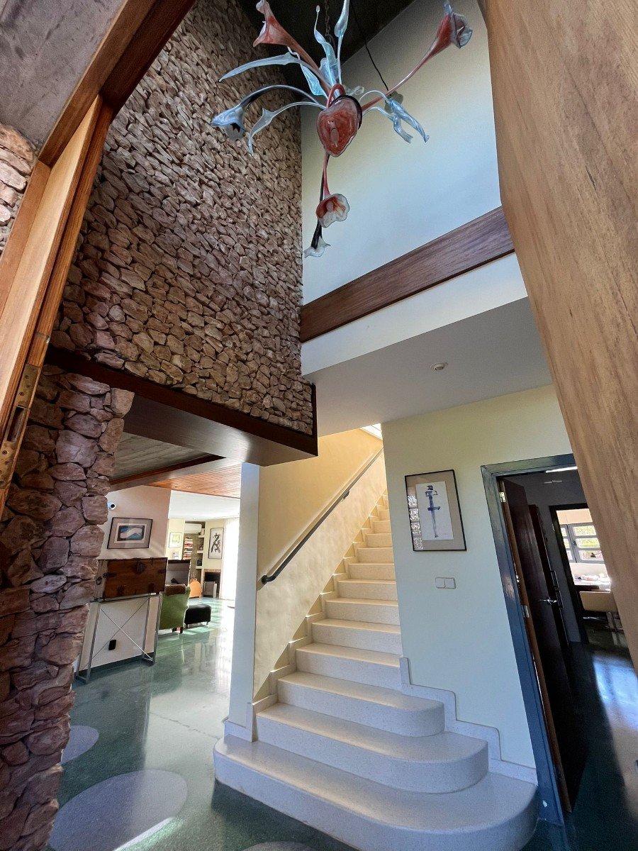 This Four Bedroom South Facing Detached Villa in Dehesa de Campoamor, is located just a five minute drive from supermarkets and only a two minute dr
