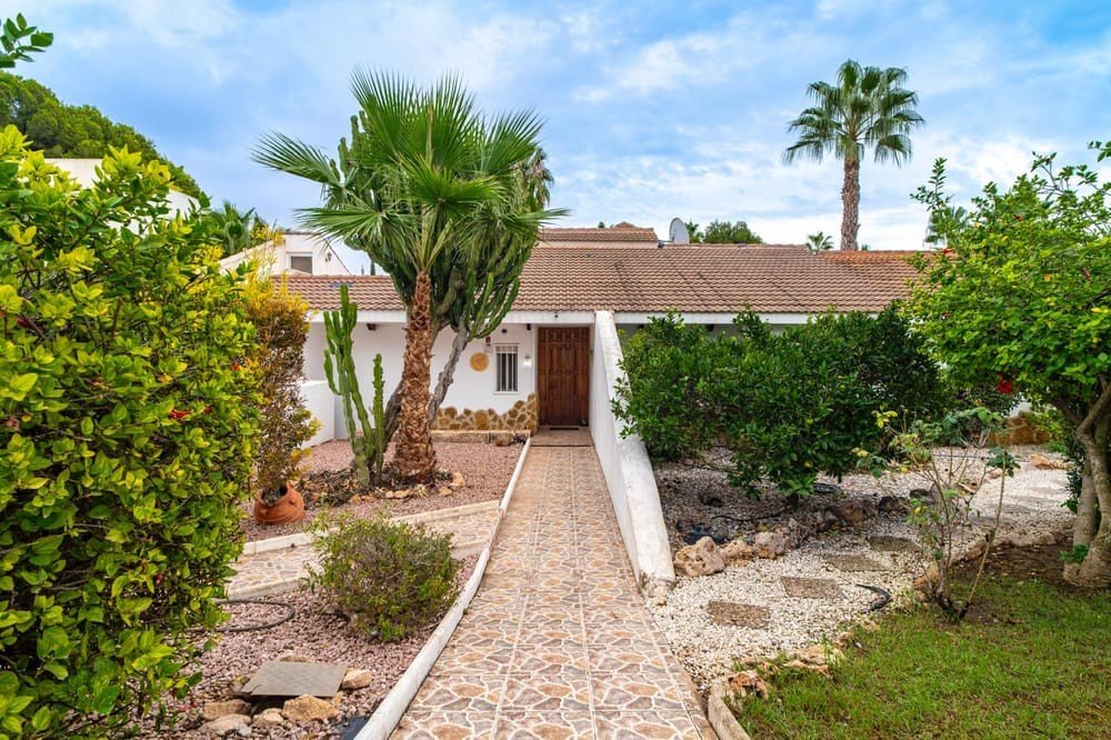 Detached villa on Villamartin Bungalow style villa on a plot of 1.185 m2 with outdoor eating area and large private pool The villa has a built surfa