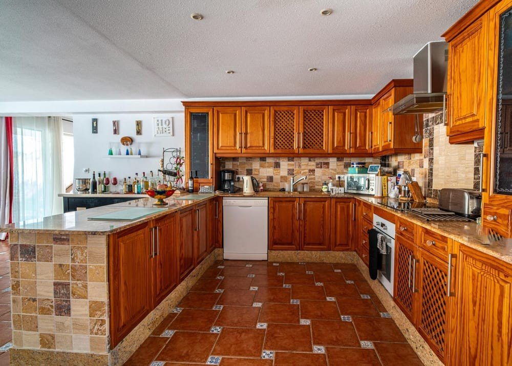 Detached villa on Villamartin Bungalow style villa on a plot of 1.185 m2 with outdoor eating area and large private pool The villa has a built surfa