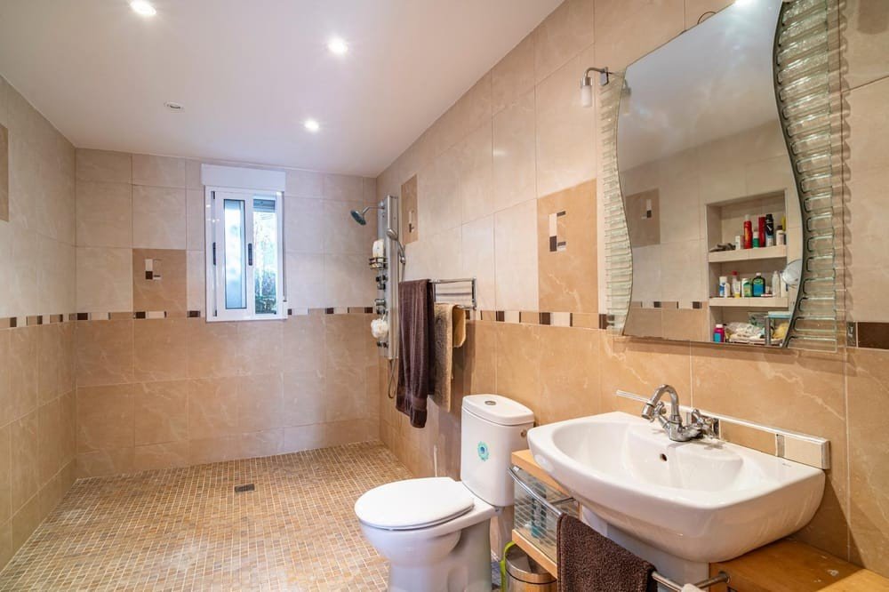 Detached villa on Villamartin Bungalow style villa on a plot of 1.185 m2 with outdoor eating area and large private pool The villa has a built surfa